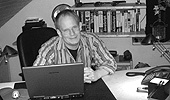 Ulrich Spitthver an seinen Schreibtisch.
